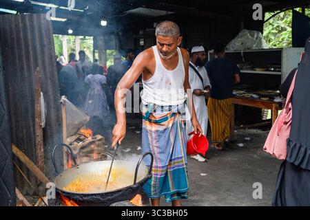 Lokale Bangladeshi Shefs bereiten in einem traditionellen Restaurant Speisen zu Stockfoto