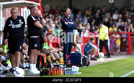 Crawley UK 25. Juli 2025 - Crystal Palace Manager Oliver Glasner zusammen mit Crawley Town Manager Scott Lindsey während des Fußballspiels zwischen Crawley Town und Crystal Palace im Broadfield Stadium in Crawley: Credit Simon Dack /TPI/ Alamy Live News Stockfoto