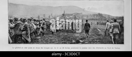Der französische Oberbefehlshaber überprüft die Truppen, die den ersten deutschen Angriff nördlich von Verdun vom 21. Bis 28. Februar 1916 ertrugen. Dieses Bild, das am 25. März 1916 in LíIllustration veröffentlicht wurde, zeigt die Folgen des Eröffnungsschocks der Schlacht von Verdun. Truppen in Formation stehen mit Trommeln und Bajonetten vor einer Reihe von überprüften Offizieren auf den Plan. Schwarzweiß-Archivfoto von der Westfront. Stockfoto