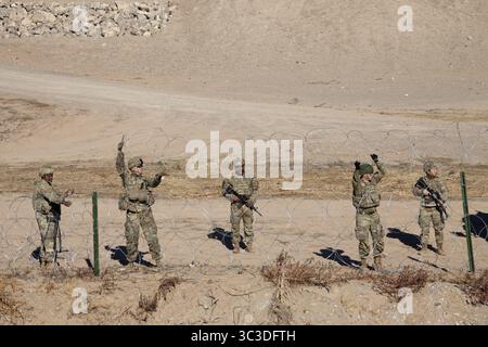 Soldaten patrouillieren eine Wüste in der Nähe von Ciudad Juarez, einem Hotspot für Grenzübergänge und Einwanderungsfragen, gesichert durch Stacheldrahtzäune. Stockfoto