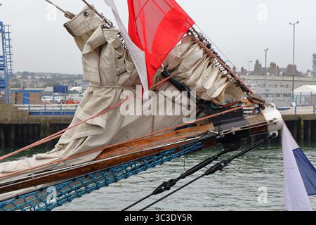 Aberdeen Scotland 19. Juli 2025 Bugspriet und Rollsegel eines traditionellen Segelschiffes im Hafen Stockfoto