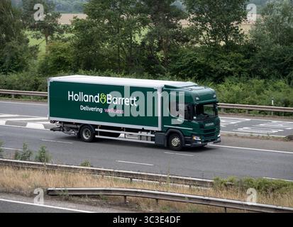 Lastwagen von Holland und Barrett auf der Autobahn M40, Warwickshire, Großbritannien Stockfoto