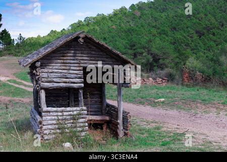 Ein rustikaler kleiner Holzhütten im Herzen des Waldes Stockfoto