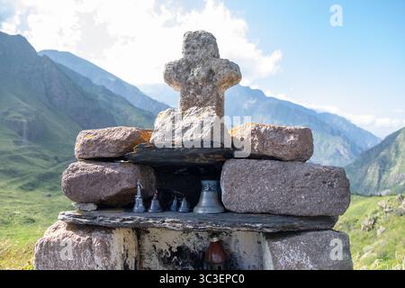 Steinschrein mit Kreuz in den Highland Meadows von CDO Stockfoto