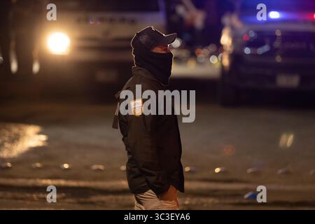 Polizist im Dienst bei einer Nachtpatrouille in der Nähe von Ciudad Juarez, überwacht die Grenzübergänge unter Einwanderungsbedenken. Stockfoto