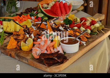 Buntes Barbecue und Vorspeisenplatte bei Sommerveranstaltungen im Freien Stockfoto