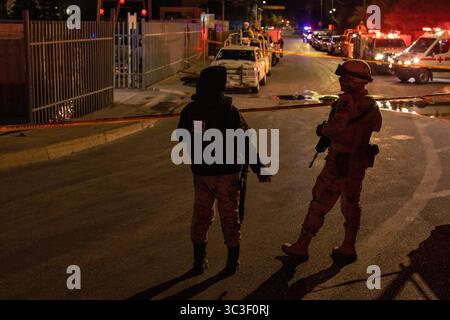 Sicherheitskräfte patrouillieren während einer nächtlichen Operation in der Nähe von Ciudad Juarez und überwachen die Grenzübergänge angesichts steigender Einwanderungsbedenken. Stockfoto