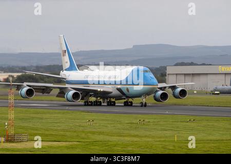 Juli 2025. Flughafen Prestwick, Schottland. US-Präsident. Donald Trump trifft am Flughafen Prestwick in der Air Force One vor seinem Präsidentschaftsbesuch in Schottland ein. Der US-Präsident wird seine Golfanlagen in Turnberry an der Küste von Ayrshire und Menie in Aberdeenshire besuchen. Quelle: Jacob Hughes/Alamy Live News Stockfoto
