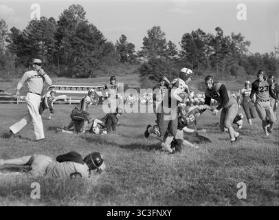 November 2018, Greensboro, Georgia, USA: High School Football Game, Greensboro, Greene County, Georgia, USA, Jack Delano, U.S. Office of war Information, Oktober 1941 (Foto: © JT Vintage/Glasshouse Via ZUMA Wire) Stockfoto