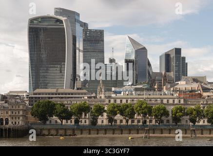 London, Großbritannien - 21. Juli 2025 - Blick auf die Skyline der City of London von der anderen Seite der Themse aus mit prominenten modernen Wolkenkratzern, darunter 20 Fe Stockfoto