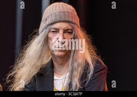 PATTI SMITH QUARTETT auf dem Roncalliplatz in Köln 25.07.2025 die US-amerikanische Punk- und Rockmusikerin PATTI SMITH bei der Konzertreihe Weltstars auf dem Roncalliplatz vor der Kulisse des Kölner Dom in Köln. Köln Innenstadt Nordrhein-Westfalen Deutschland *** PATTI SMITH QUARTETT auf dem Kölner Roncalliplatz 25 07 2025 der US-amerikanische Punk- und Rockmusiker PATTI SMITH bei der Konzertreihe Weltstars auf dem Roncalliplatz vor dem Kölner Dom in der Kölner Innenstadt Nordrhein-Westfalen Deutschland Copyright: XBonn.digitalx/xMarcxJohnx Stockfoto
