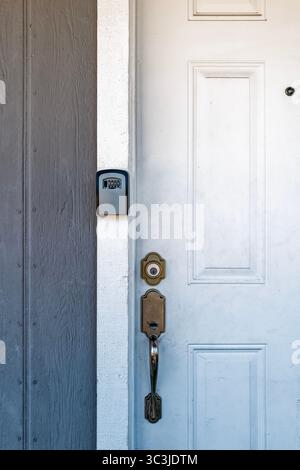 Ein Kombinationsschloss hält einen Schlüssel an der Vordertür Stockfoto