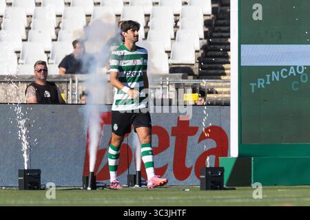 Caxias, Lissabon, Portugal. Juli 2025. Sporting Forward aus Portugal FRANCISCO TRINCAO (17) vor Spielbeginn für die Trofeu 5 Violinos zwischen Sporting und Villarreal im Estadio Nacional (Credit Image: © Alexandre de Sousa/ZUMA Press Wire) NUR REDAKTIONELLE VERWENDUNG! Nicht für kommerzielle ZWECKE! Stockfoto