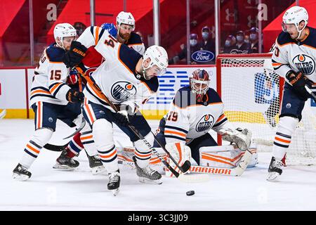 10. Mai 2021: Edmonton Oilers Center Devin Shore (14) fängt einen Puck ab, bevor er den Edmonton Oilers Torwart Mikko Koskinen (19) erreicht, während der Edmonton Oilers gegen das Montreal Canadiens Spiel im Bell Centre in Montreal, Quebec. David Kirouac/CSM(Credit Image: &Copy; David Kirouac/CSM via ZUMA Wire) Stockfoto