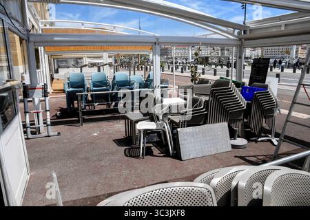 9. Mai 2021, Marseille, Frankreich: Pub in der Brasserie La Terrasse mit gestapelten Stühlen im „Vieux-Port“ von Marseille leer gesehen. Die französische Regierung bestätigt, dass Cafés, Bars und Restaurants am 19. Mai 2021 nach einer Lockerung der COVID19-Beschränkungen wiedereröffnet werden. (Credit Image: © Gerard Bottino/SOPA Images via ZUMA Wire) Stockfoto