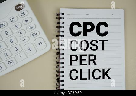 CPC-Abkürzungen für „Cost per Click“-Text mit Rechnersatz für Geschäfts- und Finanzkonzept Stockfoto