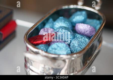 Buntes Süßwarensortiment in einem silbernen Behälter Stockfoto