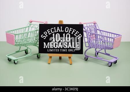 10,10 Mega Sale Special Offer Text mit Mini Trolley Warenkorb auf grünem Hintergrund Stockfoto