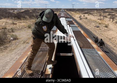 Grenzschutzbeamte inspizieren einen Zug in der Nähe von Ciudad Juarez und stellen erhöhte Sicherheit in den Zonen mit Migrantenschwerpunkt zur Verfügung. Stockfoto