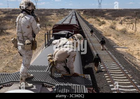 Soldaten überwachen einen Zug voller Migranten in Ciudad Juarez. Stockfoto