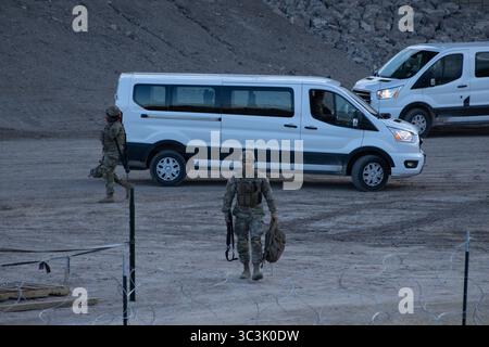 Militärangehörige patrouillieren in der Nähe eines Lieferwagens an einem Grenzübergang von Ciudad Juarez. Stockfoto