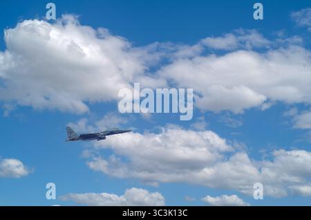 Ein F-15E Strike Eagle der US Air Force führt eine Demonstration während der 2023 Wings Over Wayne Air Show im Seymour Johnson AFB in North Caroli durch Stockfoto