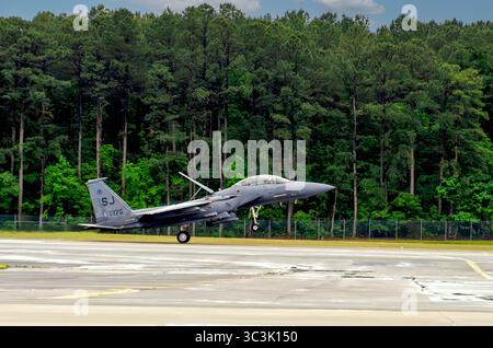 Ein F-15E Strike Eagle der US Air Force kommt während der 2023 Wings Over Wayne Air Show im Seymour Johnson AFB in Goldsboro, North Carolina in Kontakt. Stockfoto