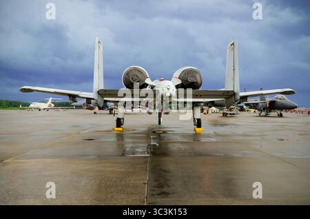 Eine A-10 Thunderbolt II der U.S. Air Force parkte bei der 2023 Wings Over Wayne Air Show im Seymour Johnson AFB, Goldsboro, North Carolina. Stockfoto