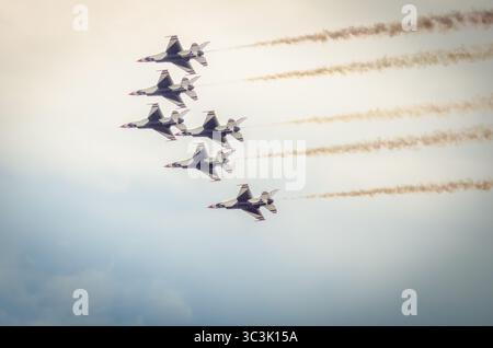 Sechs Flugzeuge der United States Air Force Thunderbird fliegen während einer Flugshow auf der Seymour Johnson Air Force Base, NOR, in einer präzisen Delta-Formation Stockfoto