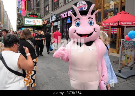 New York, Usa. Juli 2025. Eine Person, die als Maskottchen für ein Bubba Gump Shrimp Co. Restaurant gekleidet ist, wird am Times Square gesehen. Quelle: SOPA Images Limited/Alamy Live News Stockfoto