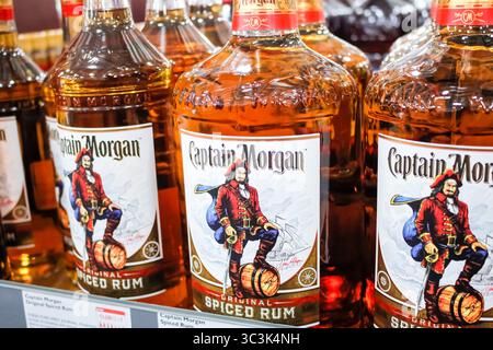 Los Angeles, Kalifornien, USA - 02-06-2020: Eine Ansicht mehrerer Flaschen mit gewürztem Rum von Captain Morgan, die in einem örtlichen Lebensmittelgeschäft ausgestellt werden. Stockfoto