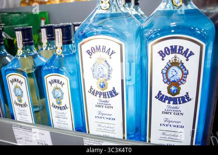 Los Angeles, Kalifornien, USA - 02-06-2020: Eine Ansicht mehrerer Flaschen Bombay Sapphire Dry Gin in einem örtlichen Lebensmittelgeschäft. Stockfoto