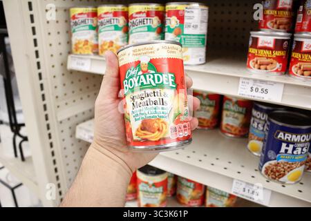 Los Angeles, Kalifornien, USA - 12.02.2020: Ein Blick auf eine Hand, die eine Dose Chef Boyardee Spaghetti und Fleischbällchen hält. Stockfoto