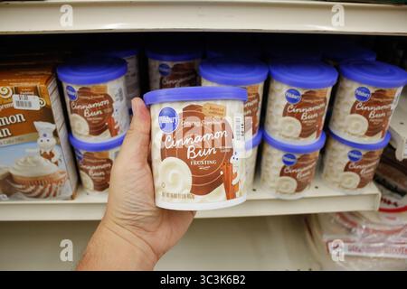 Los Angeles, Kalifornien, USA - 02-12-2020: Ein Blick auf eine Hand, die einen Behälter mit Pillsbury Creamy Supreme Cinnamon Bun Frosting hält. Stockfoto