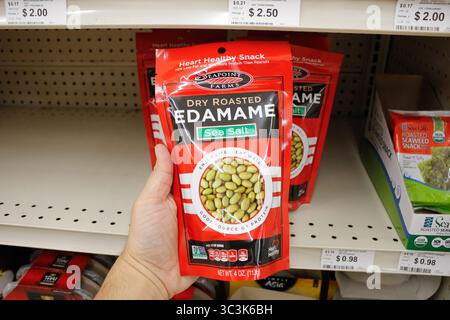 Los Angeles, Kalifornien, USA - 12.02.2020: Ein Blick auf eine Hand, die ein Paket Seapoint Farms Dry Roasted Edamame im Laden hält. Stockfoto