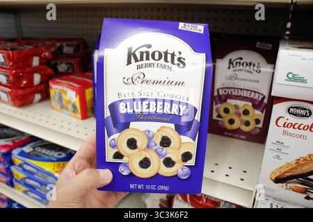 Los Angeles, Kalifornien, USA - 12.02.2020: Ein Blick auf eine Hand, die ein Paket Knott's Berry Farm Shortbread Kekse in der Hand hält. Stockfoto