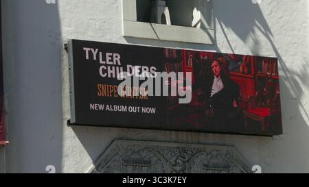 Los Angeles, Kalifornien, USA 25. Juli 2025 Tyler Childers Reklametafel am Hollywood Blvd am 25. Juli 2025 in Los Angeles, Kalifornien, USA. Foto: Barry King/Alamy Stock Photo Stockfoto