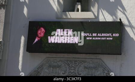 Los Angeles, Kalifornien, USA 25. Juli 2025 Alex Warren Billboard am Hollywood Blvd am 25. Juli 2025 in Los Angeles, Kalifornien, USA. Foto: Barry King/Alamy Stock Photo Stockfoto