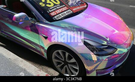 Los Angeles, Kalifornien, USA 25. Juli 2025 Irisierender Wagen auf dem Hollywood Blvd am 25. Juli 2025 in Los Angeles, Kalifornien, USA. Foto: Barry King/Alamy Stock Photo Stockfoto