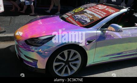 Los Angeles, Kalifornien, USA 25. Juli 2025 Irisierender Wagen auf dem Hollywood Blvd am 25. Juli 2025 in Los Angeles, Kalifornien, USA. Foto: Barry King/Alamy Stock Photo Stockfoto