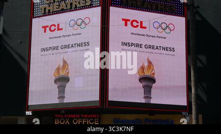 Los Angeles, Kalifornien, USA 25. Juli 2025 TCL Plakatwand für Olympische Spiele am Hollywood Blvd am 25. Juli 2025 in Los Angeles, Kalifornien, USA. Foto: Barry King/Alamy Stock Photo Stockfoto