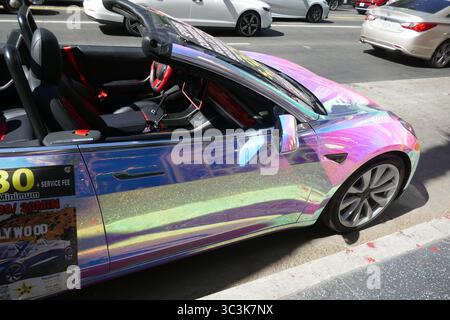 Los Angeles, Kalifornien, USA 25. Juli 2025 Irisierender Wagen auf dem Hollywood Blvd am 25. Juli 2025 in Los Angeles, Kalifornien, USA. Foto: Barry King/Alamy Stock Photo Stockfoto