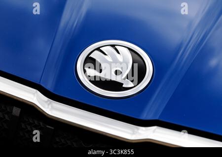 Forchheim, Deutschland. Juli 2025. Das Markenlogo (Emblem, Herstellerlogo) und der Schriftzug des Autoherstellers Skoda sind am 25.07.2025 auf der Schnauze eines Fahrzeugs der Firma in Forchheim (Bayern) zu sehen. Skoda Auto ist ein tschechischer Automobilhersteller aus der Tschechischen Republik und eine hundertprozentige Tochtergesellschaft der Muttergesellschaft Volkswagen AG. Quelle: Matthias Balk/dpa/Alamy Live News Stockfoto