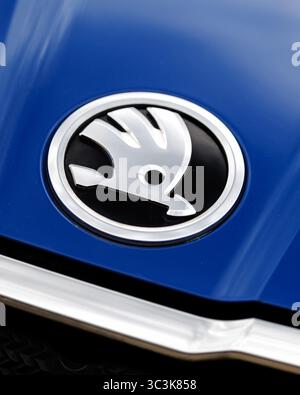 Forchheim, Deutschland. Juli 2025. Das Markenlogo (Emblem, Herstellerlogo) und der Schriftzug des Autoherstellers Skoda sind am 25.07.2025 auf der Schnauze eines Fahrzeugs der Firma in Forchheim (Bayern) zu sehen. Skoda Auto ist ein tschechischer Automobilhersteller aus der Tschechischen Republik und eine hundertprozentige Tochtergesellschaft der Muttergesellschaft Volkswagen AG. Quelle: Matthias Balk/dpa/Alamy Live News Stockfoto