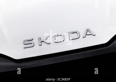 Forchheim, Deutschland. Juli 2025. Das Markenlogo (Emblem, Herstellerlogo) und der Schriftzug des Autoherstellers Skoda sind am 25.07.2025 auf der Schnauze eines Fahrzeugs der Firma in Forchheim (Bayern) zu sehen. Skoda Auto ist ein tschechischer Automobilhersteller aus der Tschechischen Republik und eine hundertprozentige Tochtergesellschaft der Muttergesellschaft Volkswagen AG. Quelle: Matthias Balk/dpa/Alamy Live News Stockfoto
