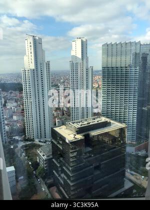 Ein atemberaubender Blick aus der Luft auf Istanbuls moderne Skyline mit der berühmten Anthill Residence und den umliegenden Wolkenkratzern. Stockfoto
