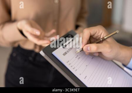 Hand des Arztes ausfüllen der Patientenkarte, Krankenversicherungsformular Stockfoto