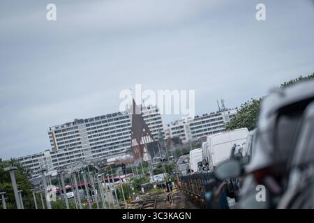 Überfahrt von Niebüll nach Westerland auf Sylt mit dem blauen Autozug der RDC AUTOZUG Sylt GmbHBlick auf einen Teilabschnitt der von Hamburg und nach Sylt führenden Marschbahn mit dem Hindenburgdamm in Schleswig-Holstein zwischen den Stationen Niebüll und Westerland auf der Insel Sylt, Berlin Berlin Deutschland ORTSANGABE *** Überquerung von Niebüll nach Westerland auf Sylt mit dem blauen AUTOZUG der RDC AUTOZUG Sylt GmbH Ansicht eines Abschnitts der Sumpfbahn von Hamburg nach Sylt mit dem Hindenburgdamm in Schleswig Holstein zwischen den Bahnhöfen Niebüll und Westerland auf der Insel Stockfoto