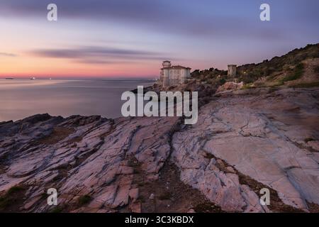 Castello del Boccale bei Sonnenuntergang mit Blick auf das Meer an der toskanischen Küste, Livorno. Stockfoto