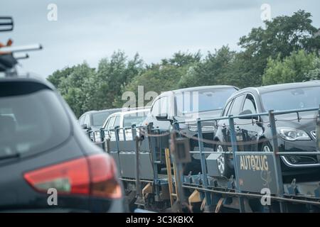 Überfahrt von Niebüll nach Westerland auf Sylt mit dem blauen Autozug der RDC AUTOZUG Sylt GmbHBlick auf einen Teilabschnitt der von Hamburg und nach Sylt führenden Marschbahn mit dem Hindenburgdamm in Schleswig-Holstein zwischen den Stationen Niebüll und Westerland auf der Insel Sylt, Berlin Berlin Deutschland ORTSANGABE *** Überquerung von Niebüll nach Westerland auf Sylt mit dem blauen AUTOZUG der RDC AUTOZUG Sylt GmbH Ansicht eines Abschnitts der Sumpfbahn von Hamburg nach Sylt mit dem Hindenburgdamm in Schleswig Holstein zwischen den Bahnhöfen Niebüll und Westerland auf der Insel Stockfoto